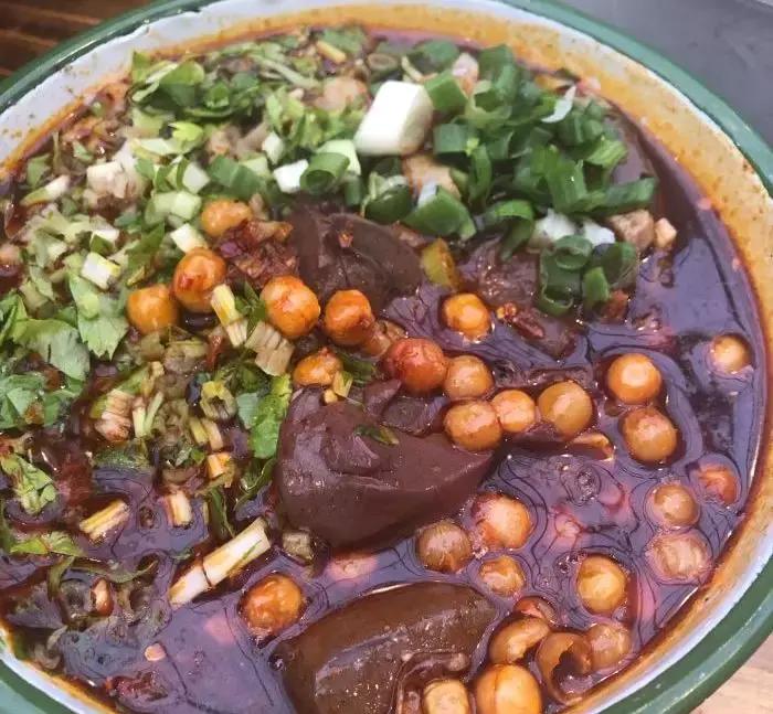 终于被我吃到了！这一锅90年代的麻辣烫，才是咱老成都挂念的市井味啊！