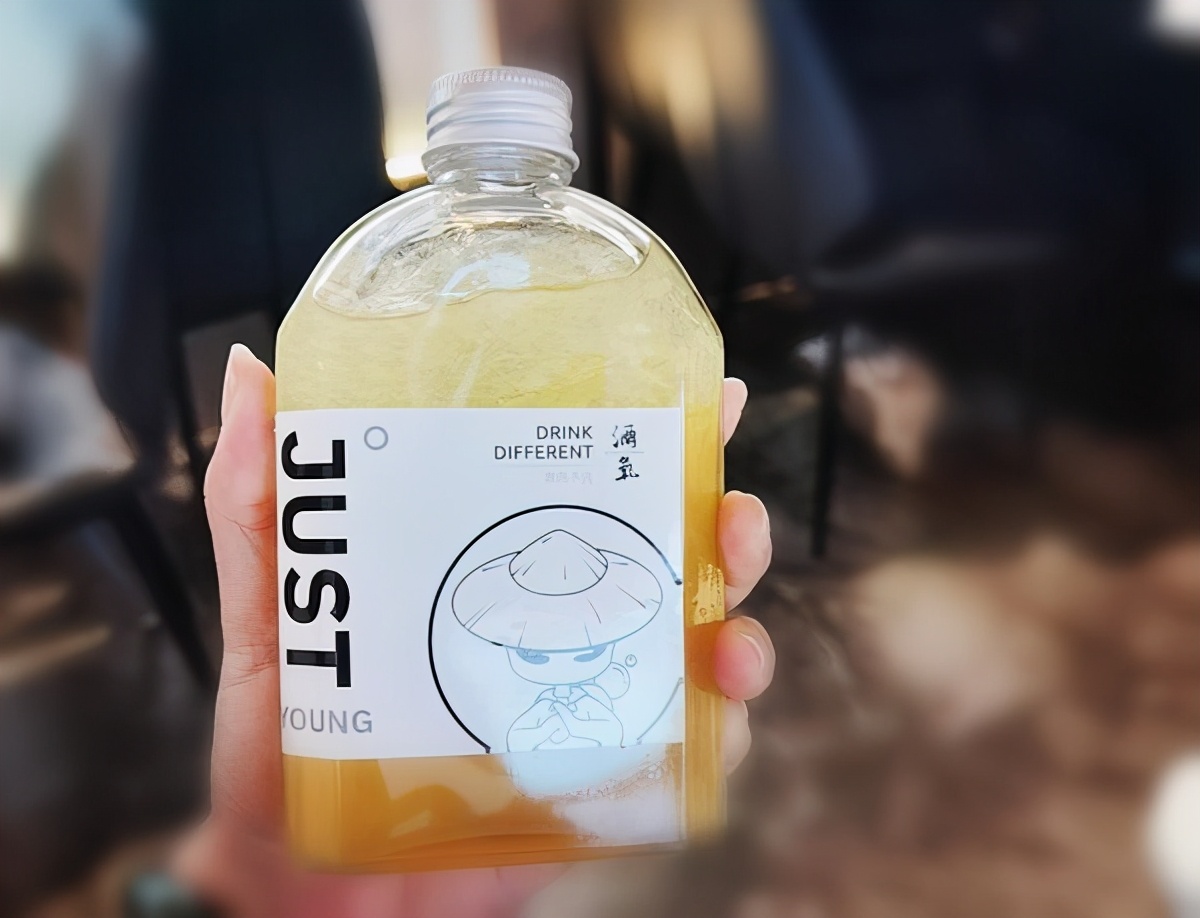 鸡尾酒装进奶茶杯,鸡尾酒受年轻人欢迎