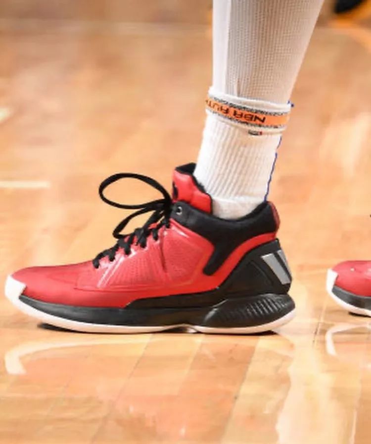 詹姆斯21代篮球鞋nba球员上脚,nba球星上脚球鞋詹姆斯18low