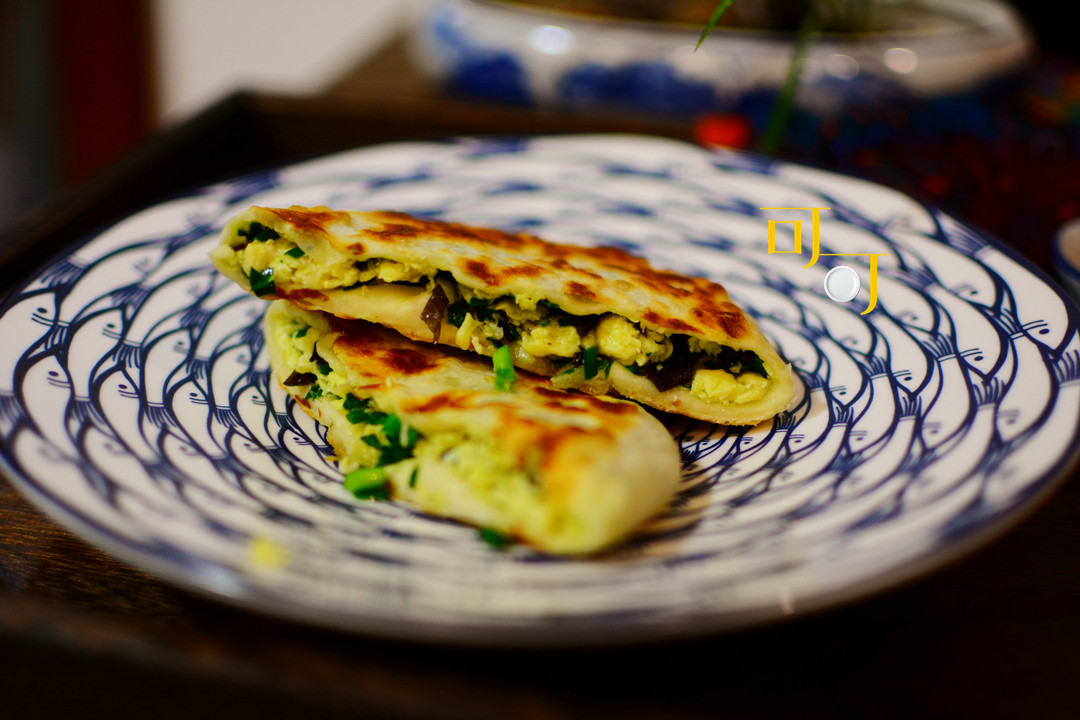 家里多出的饺子馅怎么办？做两个煎饼吃，太香啦