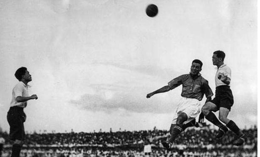 球王李惠堂和贝利打过比赛,李惠堂比贝利更早的球王