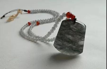 翡翠黑绿是什么原因,翡翠自然光下肉质发黑带底色