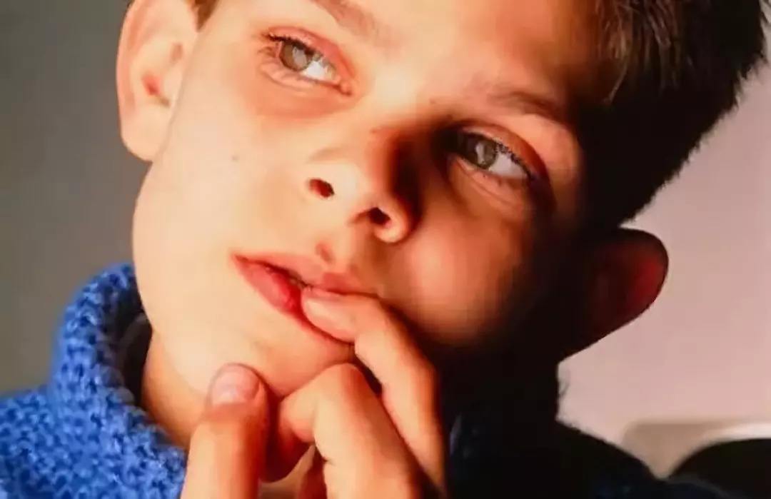 宝宝总是吸手指又哭闹是怎么回事,7岁孩子喜欢吸手指是什么原因