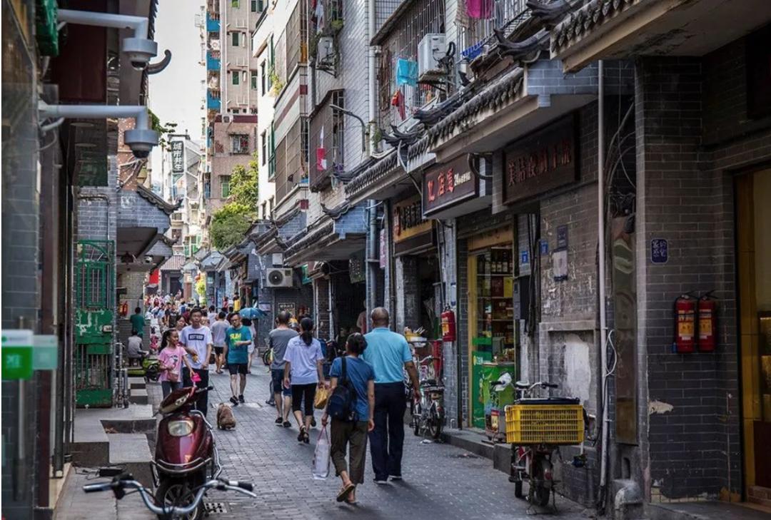 深圳花了17个月，“赶走了”居住在千年古城里的30000人