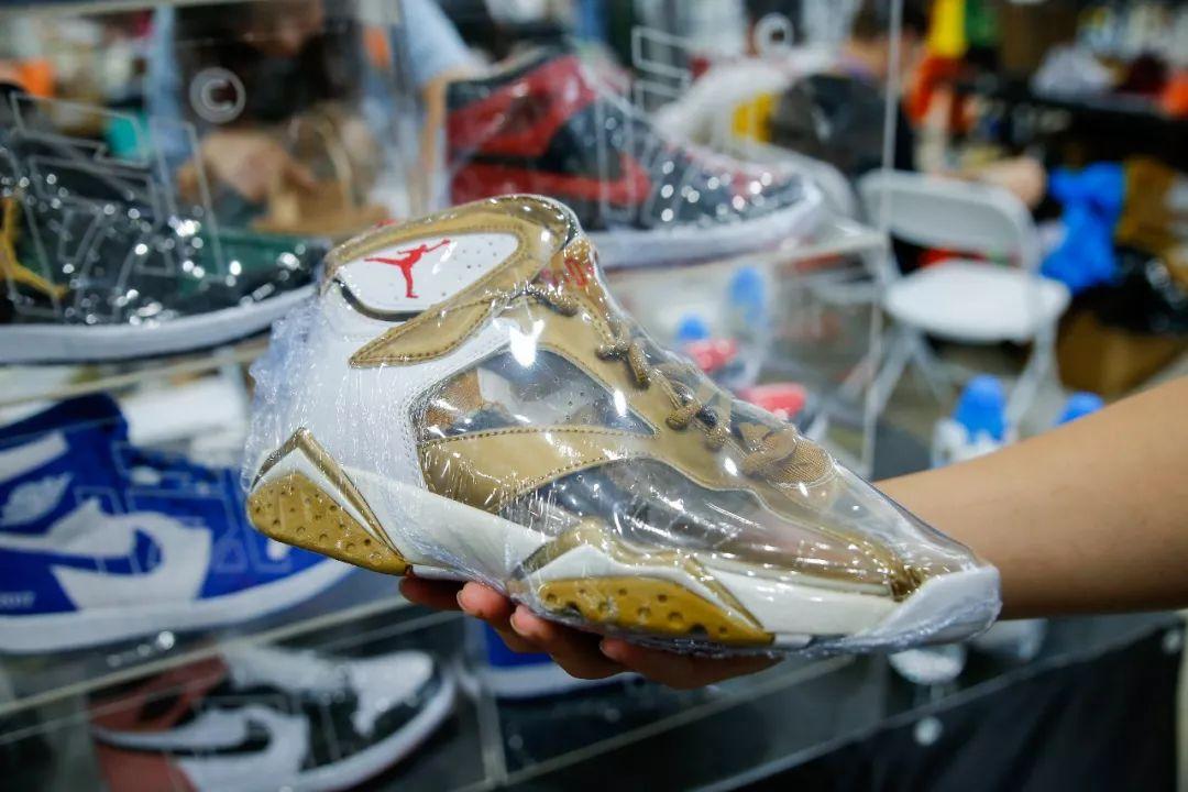 大学生一个月生活费给男朋友买鞋,大学生一个月生活费800可以吗