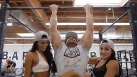 健完身第2天手酸抬不起来,健完身第二天胳膊抬不起来了