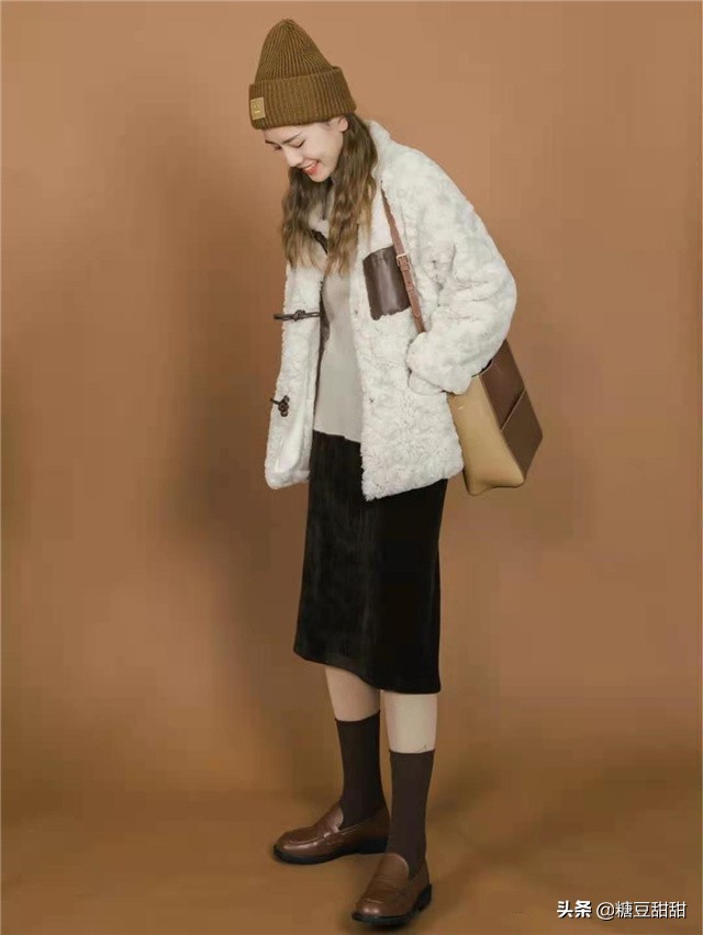 黑色的羊羔毛怎么搭配,羊羔毛和羊毛哪款穿上会显瘦