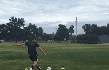 如何踢出一脚50米的长传球,长传球怎么踢的又高又远