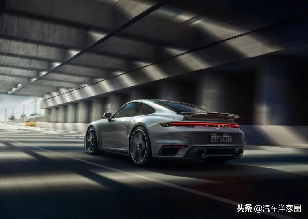 宝马发布全新车标,宝马蓝天白云标改黑白标