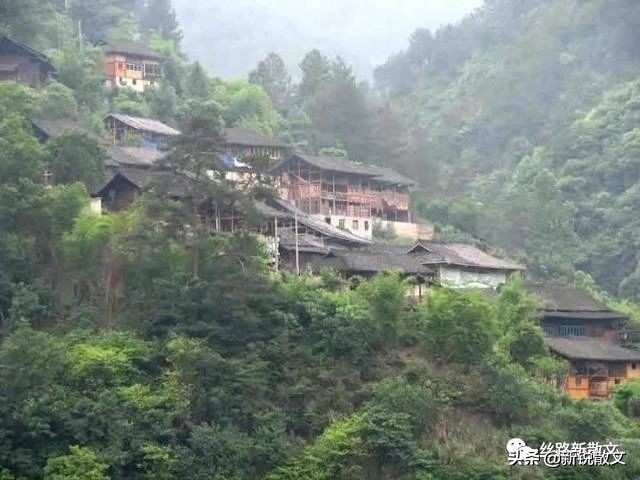 嘎嘎离世已三十多年，先进与落后，愚昧与文明，在大山里碰出火花