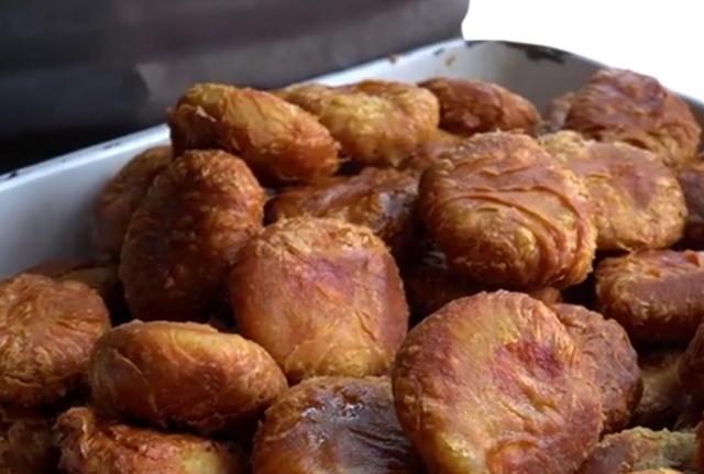 大叔卖传统小吃20年只涨过一次价,河南大叔卖地方小吃每天做300