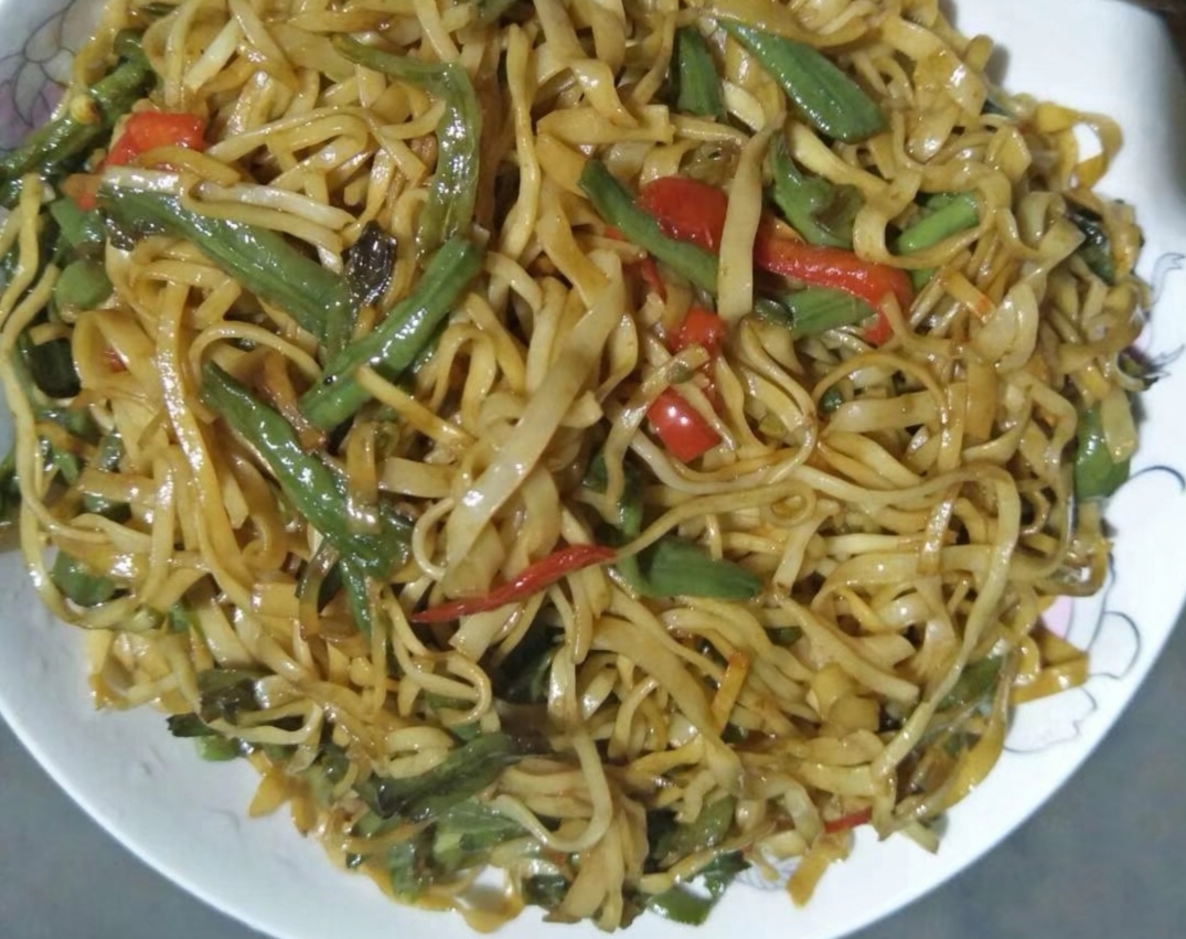 油泼面面条怎样做有韧性,简单炒鲜面条家常做法