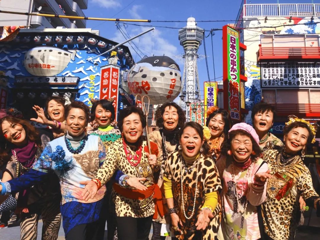 年均66岁的豹纹大妈团火了！唱rap，跳电音，连总理都点赞