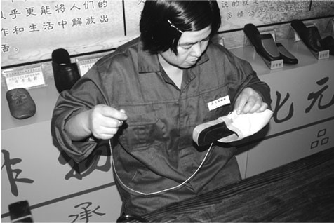 笼鞋浅出鸦头袜知是凌波缥缈身,笼鞋