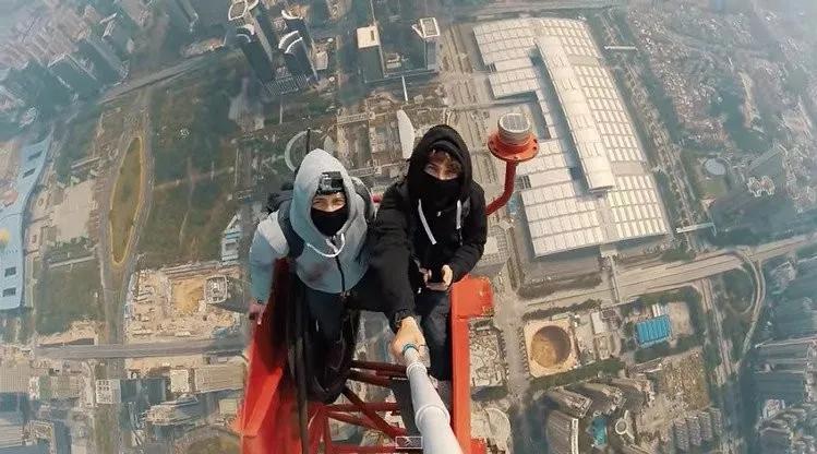 飞机上公然*行为性**！空姐怒吼：把你的“家伙”收回裤子里去！