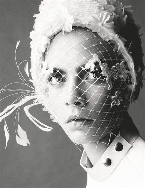 甜！英国贵族超模爱上美国女演员，机场热吻，狂撒狗粮