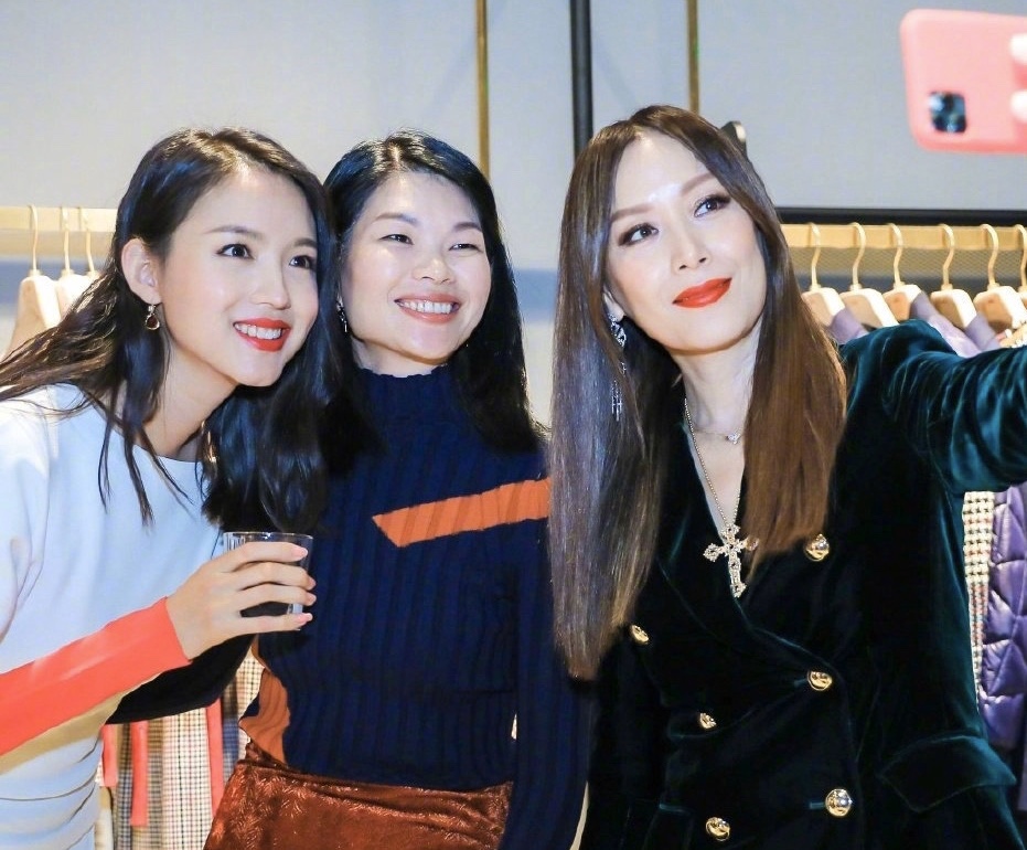 张梓琳真合影杀手！同框吕燕和任达华妻子琦琦，182身高够吸睛