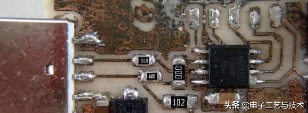 电路板上绿色电阻为什么没有阻值,电路板上为什么会有0欧电阻