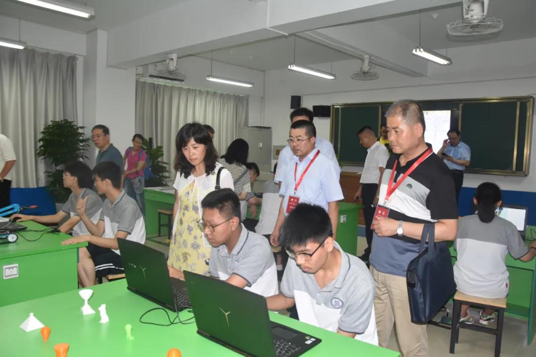 教育局局长天团来访局长点赞长安一中:“这是我心目中的中学”