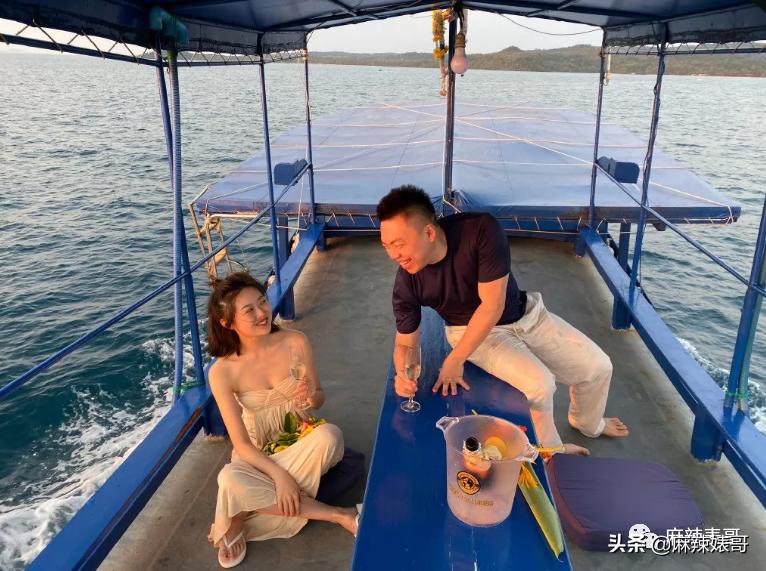 劳斯莱斯请“网红”夫妻,劳斯莱斯请了两个网红是谁