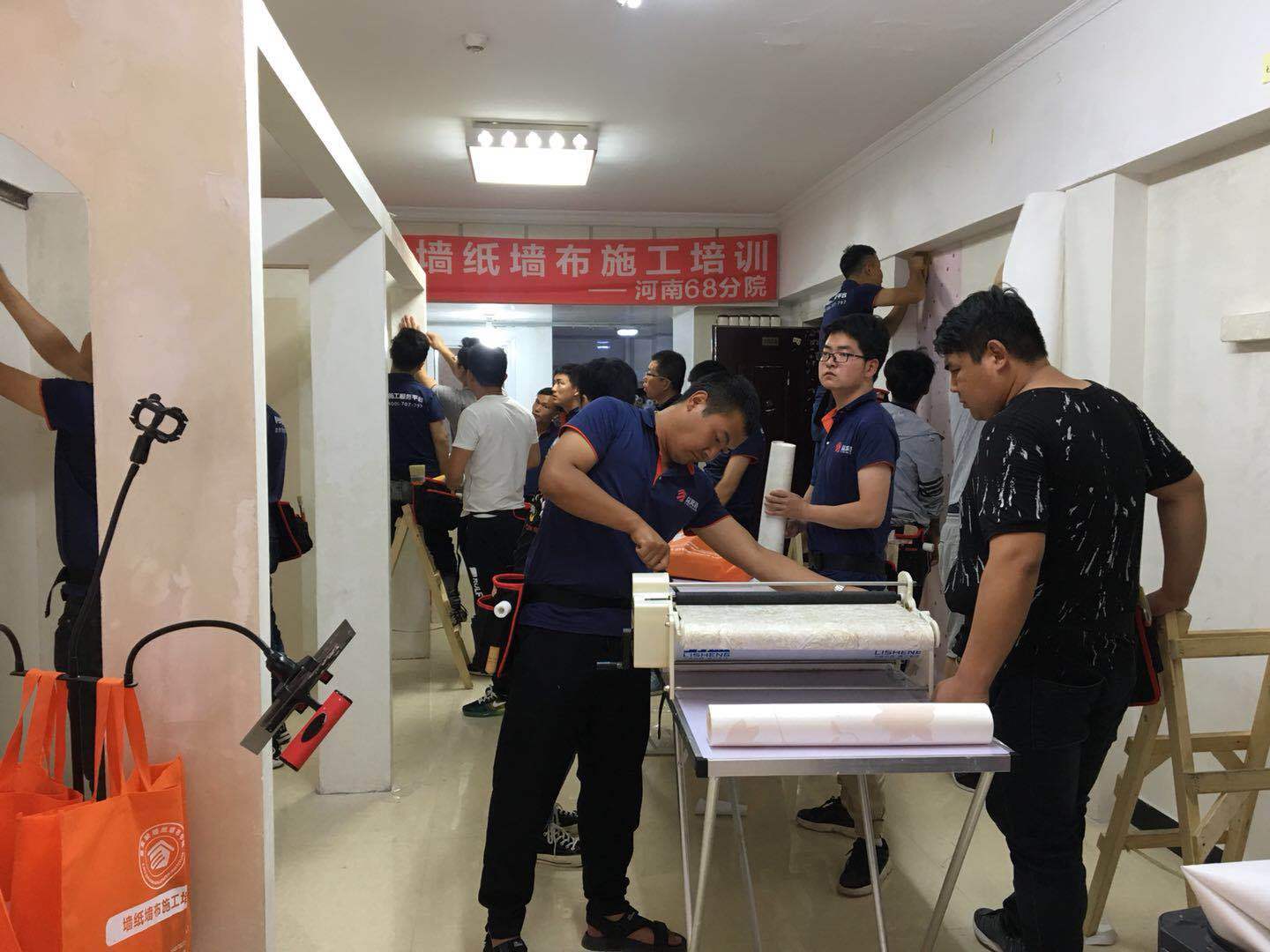 贴墙布如何贴在墙上,墙布粘贴方法墙贴