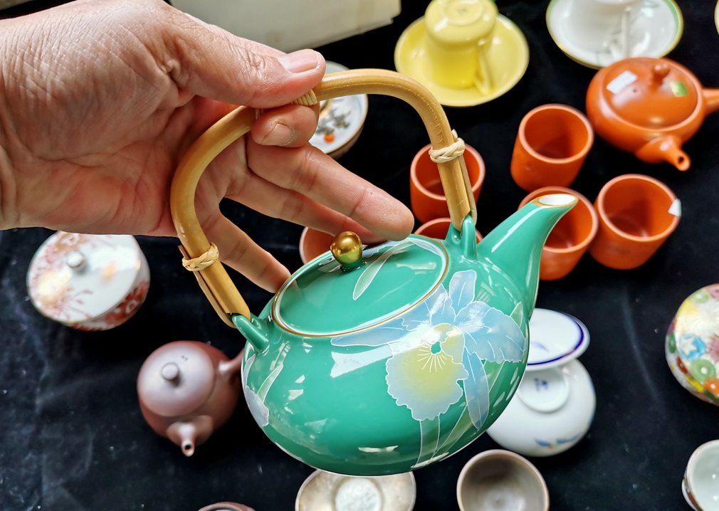 沈阳古玩地摊买日瓷杂货：东西好多，价格好诱人，这是怎么弄来的