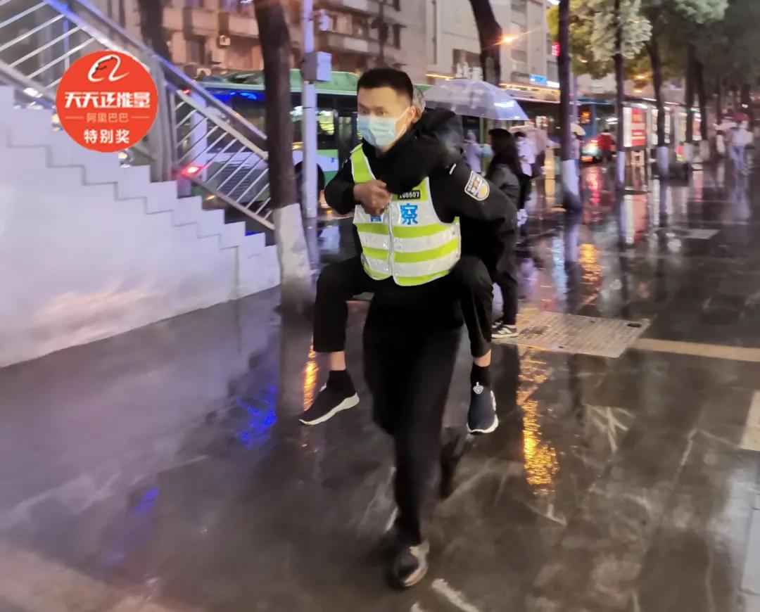 两位七旬老人浑身湿透,白发老奶奶在雨中