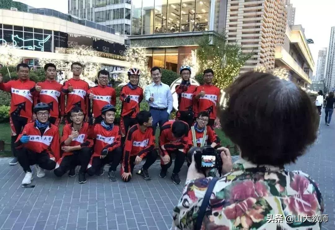 80后老师带11名毕业生骑行1800公里，有人流泪开车跟几公里