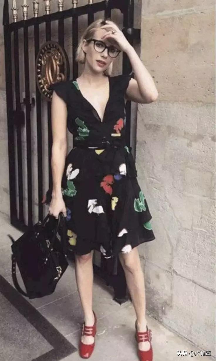 穿红色衣服红色鞋子,红色芭蕾单鞋配牛仔裤