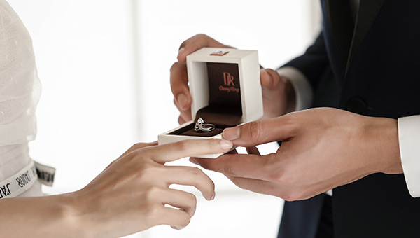 戴戒指的每一个手指代表什么意义,十个手指戴戒指的意义有哪些