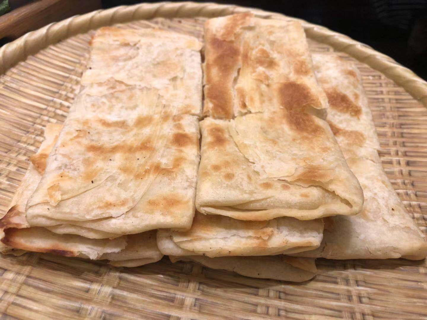 郑州石磨烩面喧嚣热闹，深夜开车路过吃一碗，这几道硬菜过目不忘