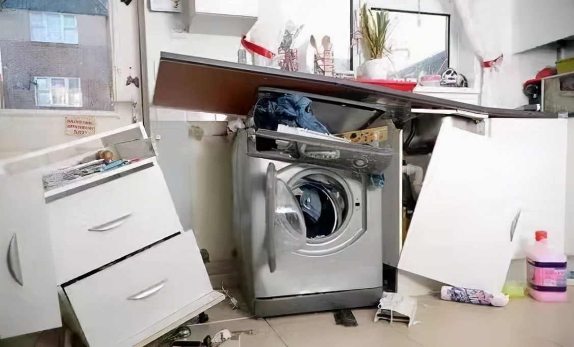 羽绒服可以用洗衣机甩干会爆炸吗,羽绒服洗衣机洗爆炸怎么补