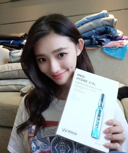 星女郎林允网红式搭配来袭,林允推荐化妆品