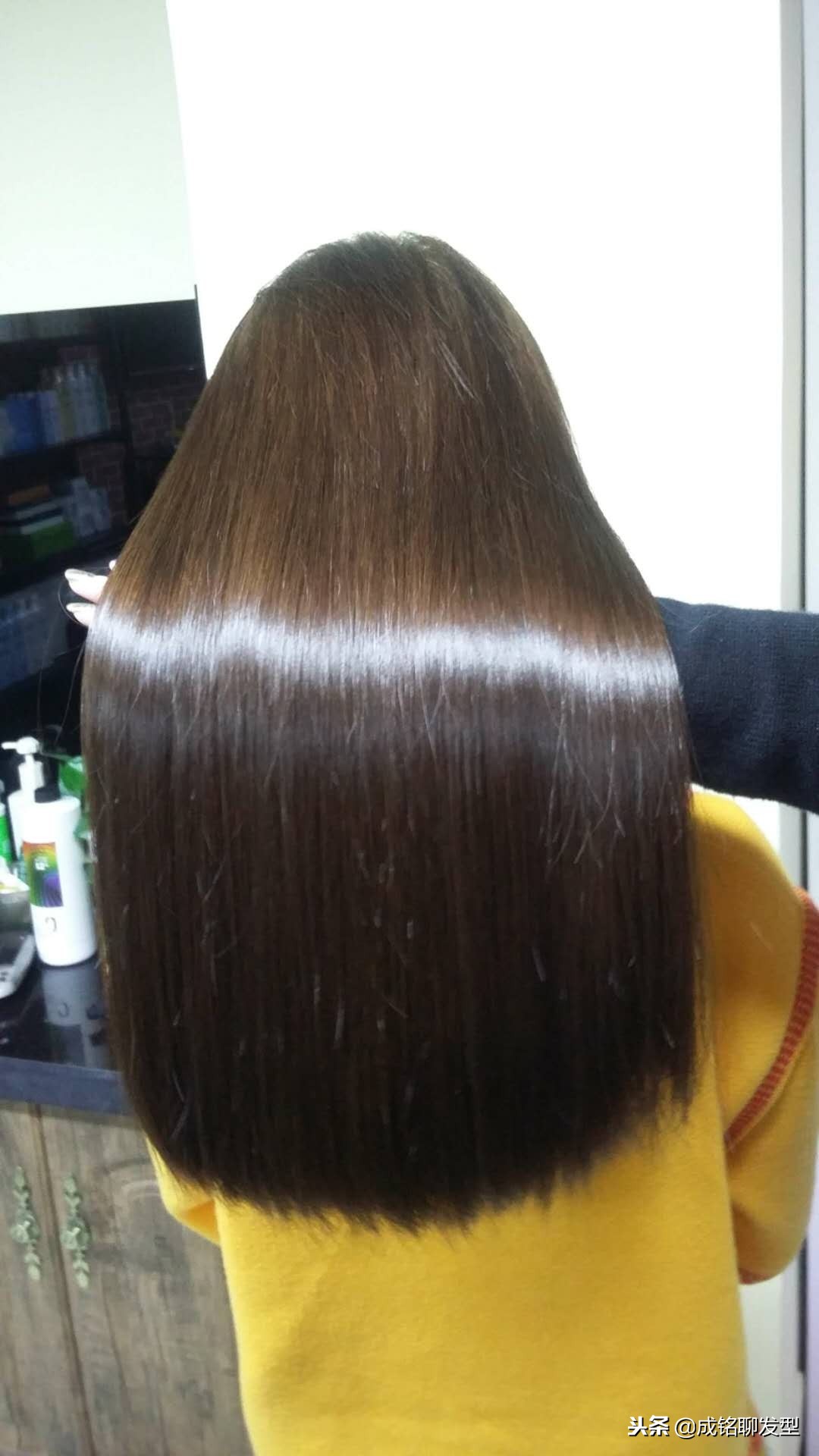 怎么把烫的头发还原原来发色,烫头后头发变直最简单的方法