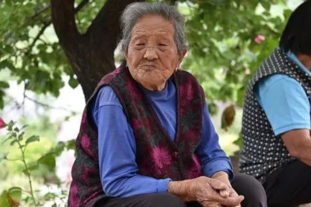 为啥老人身上总有一股味？建议：50岁后远离3个习惯，老了或没味