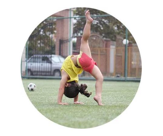 梅西年轻颠球视频,梅西小球迷冲进球场