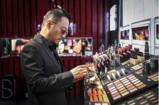 最近男明星代言护肤品,明星代言化妆品为什么不抹脸上