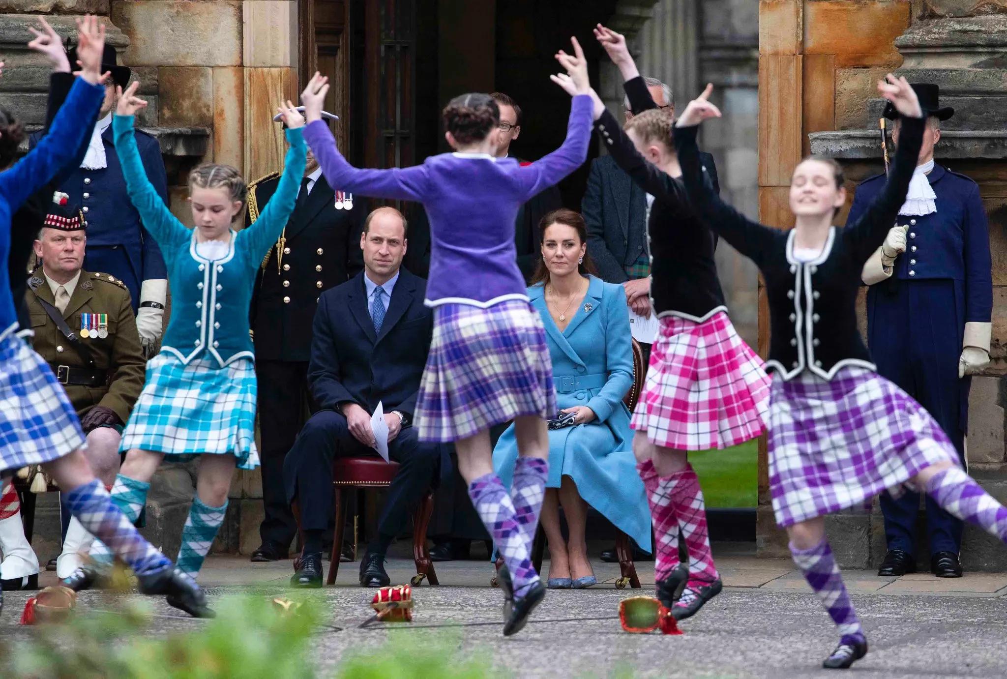 凯特用行动播撒爱，穿粉裙会见白血病女孩，曾经的承诺不曾忘记