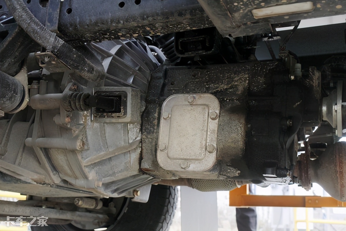 搭载腾豹3.0发动机，后视镜可显示四路影像，实拍江铃凯运轻卡