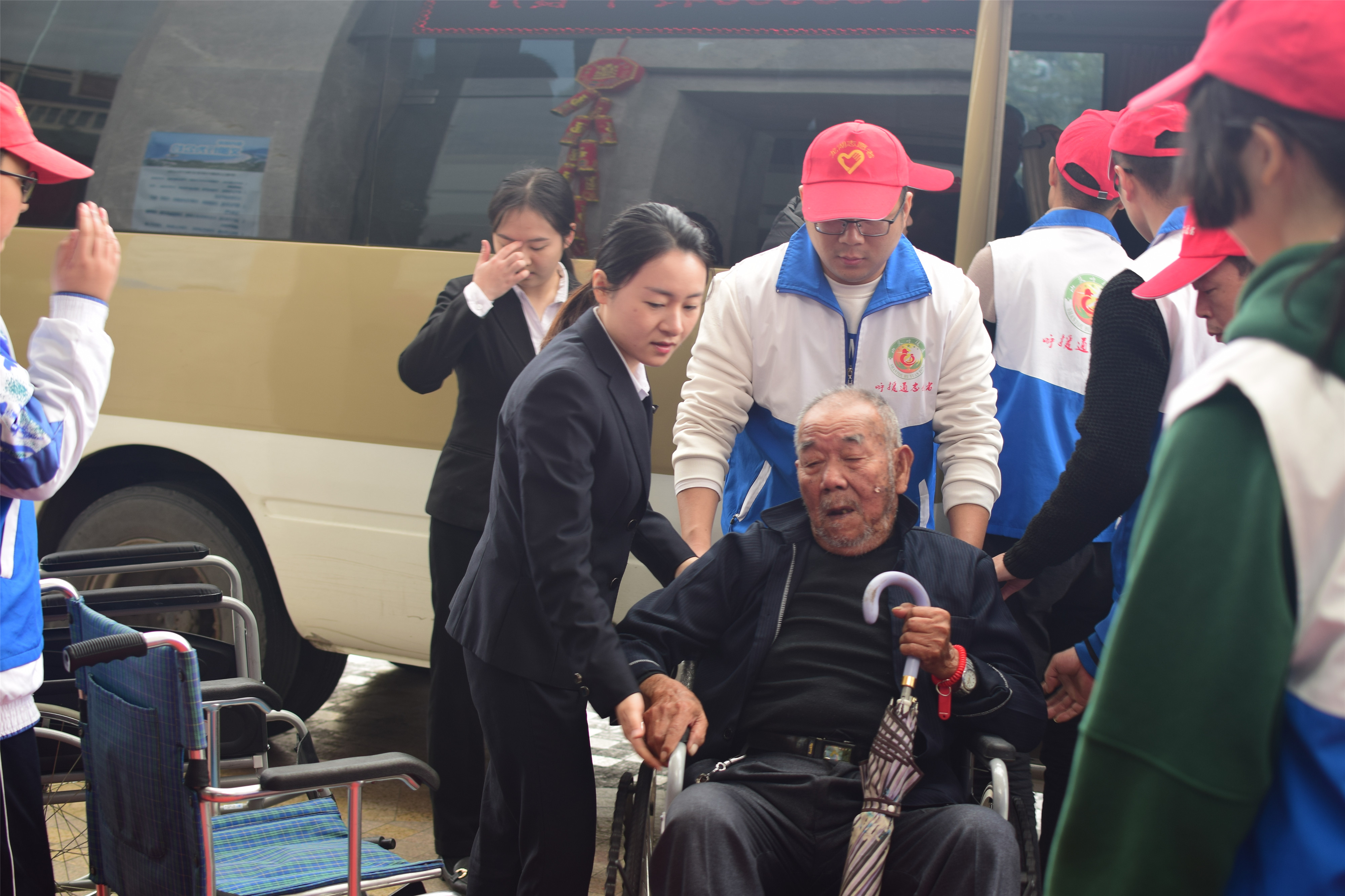 龙湖区第八个善待鳏寡百叟宴今举行铂晶大酒店多年资助大爱奉献