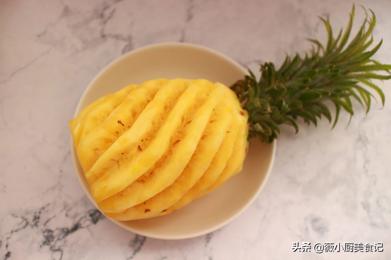 菠萝一般用盐水腌制多长时间能吃,菠萝的正确吃法要用盐水泡吗