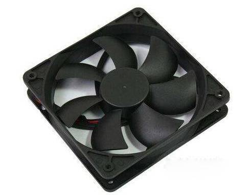 电脑开机风扇声音很大一会就好了,电脑突然黑屏而且风扇声音超级大