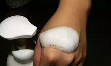 沐浴露洗完身体滑滑的,用沐浴露洗完澡身上特别干