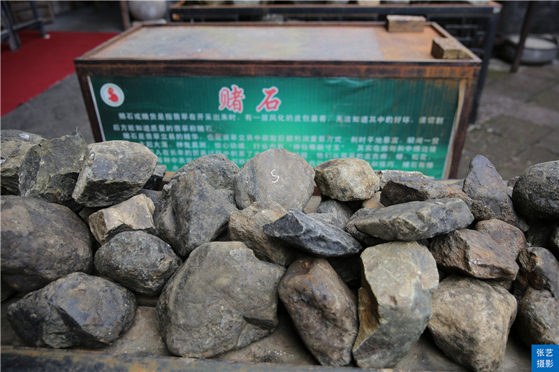 腾冲古镇旅游，游客花几千元买下翡翠赌石，一刀切下身价飙涨