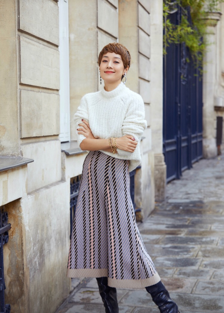 马伊琍简直是气质女神，墨绿色雪纺衫配半裙，尽显知性优雅感