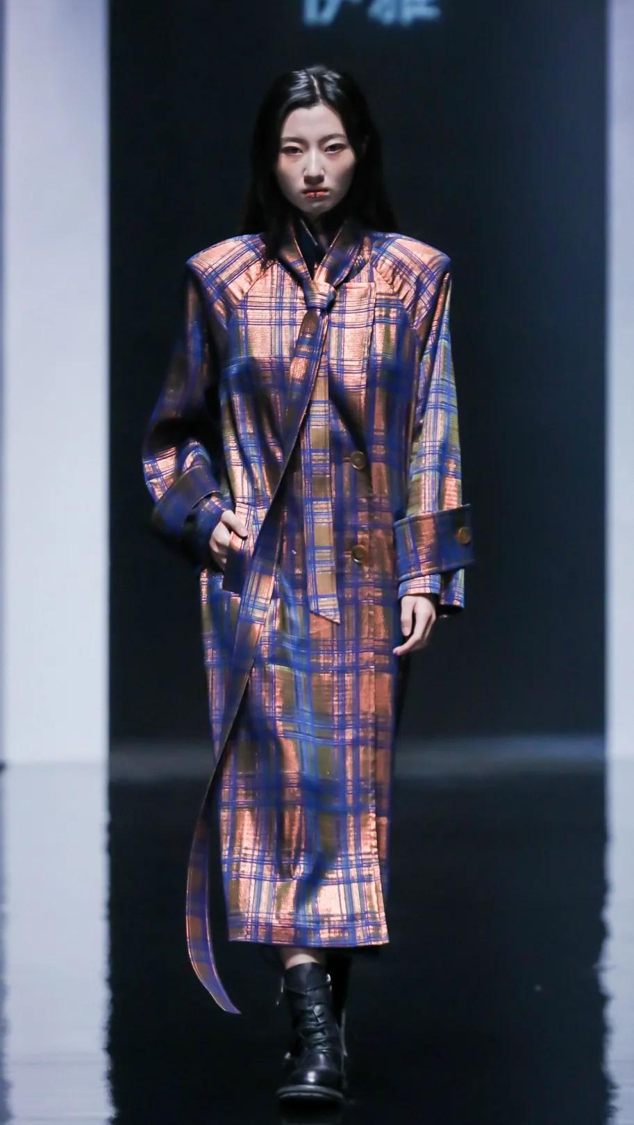 2021秋冬女装款式流行趋势,2018秋冬趋势报告巴黎时装周