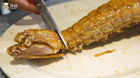 架着凶器吃濑尿虾，简单又粗暴