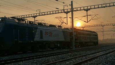 轨道下的碎石子是啥？为啥火车轨道下面要铺，高铁轨道上却不用