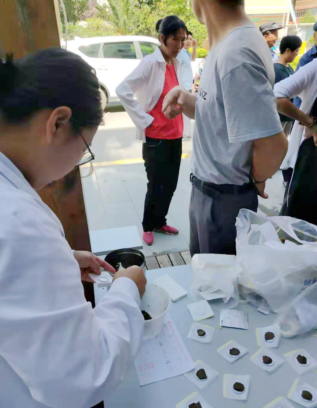 我院中医康复科开展冬病夏治“三伏贴”免费贴敷及慢病义诊活动