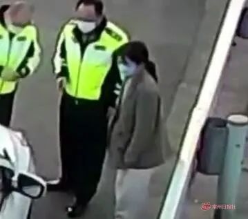 高速汽车玻璃被击碎,夜间高速突然引擎盖打开